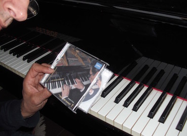 artista con CD con tocco delicato